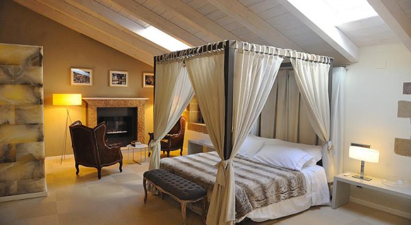hotel con habitaciones con cama dosel