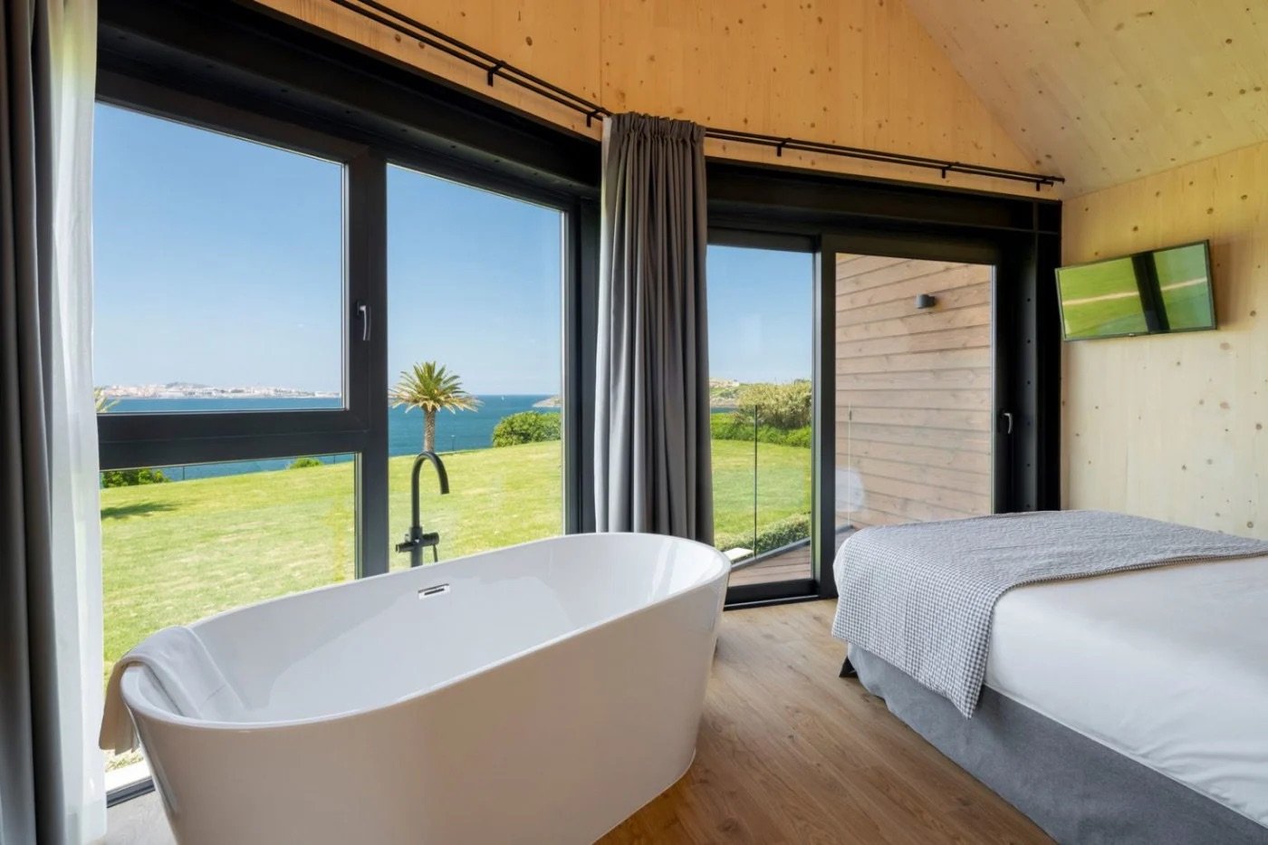 Romántica habitación con bañera y vistas